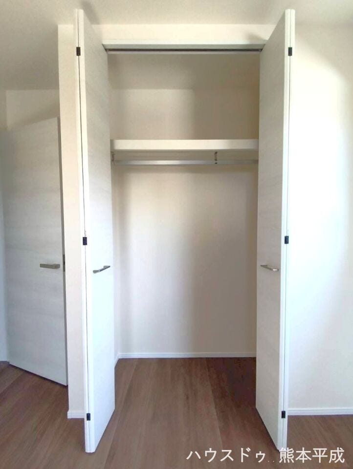 両開きのハンガータイプのクローゼットで、衣服はもちろん大きめの荷物を入れることもできます