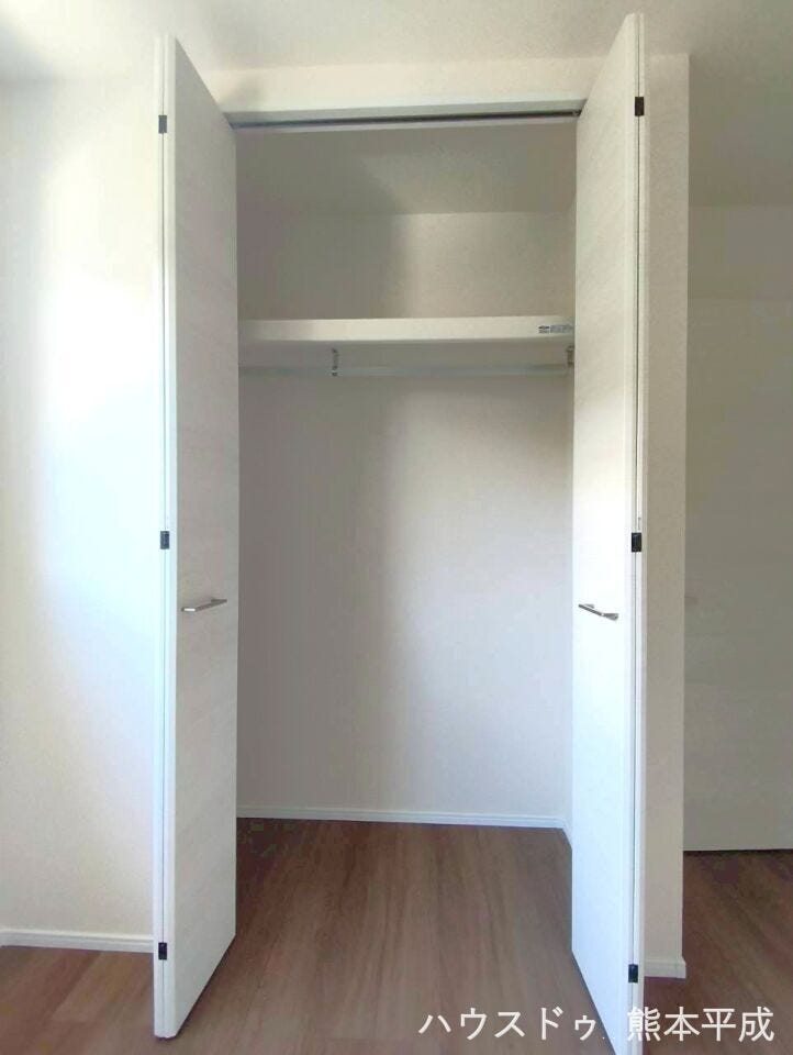 両開きのハンガータイプのクローゼットで、衣服はもちろん大きめの荷物を入れることもできます