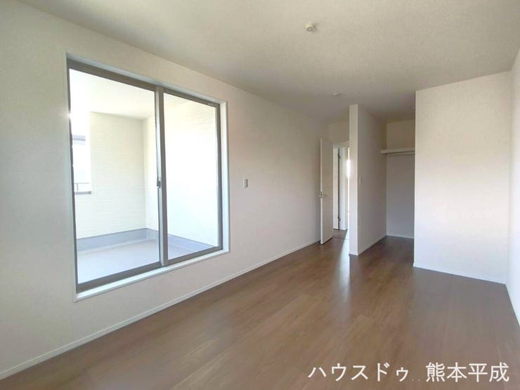 大きな窓からバルコニーにつながっており、綺麗な青空を見ることができます