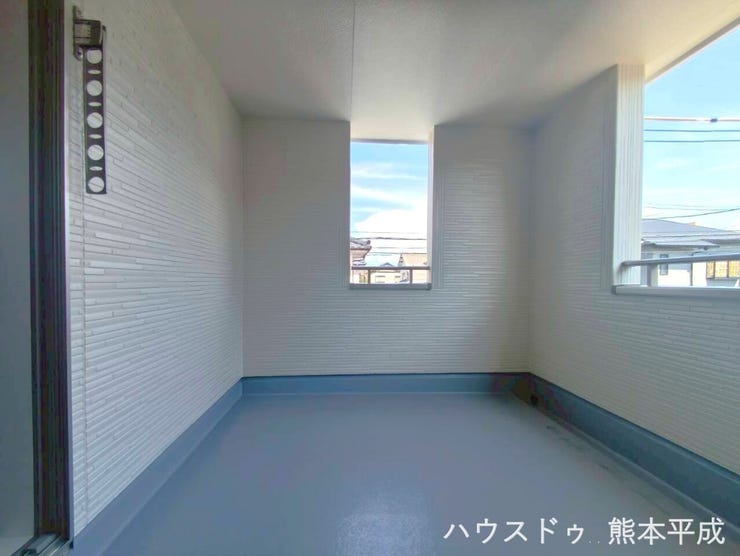 屋根付きのインナーバルコニーで雨が降っても使用でき、リラックススペースとしても十分な広さがあります