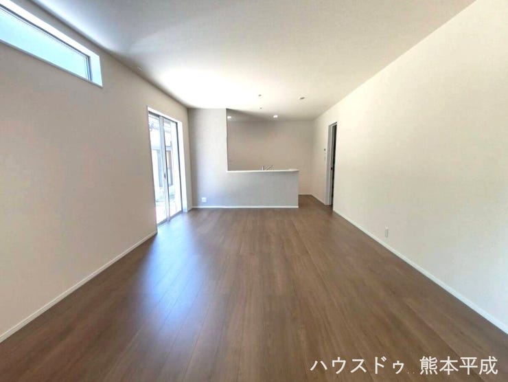 南向きの窓からたっぷりと日が差し込む明るいリビングです