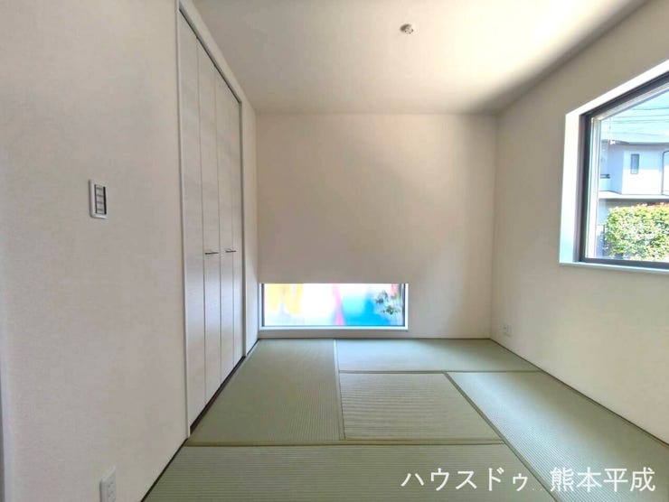 畳が持つ湿度を吸収、放出する調湿機能で、部屋内を快適な湿度で保ちます