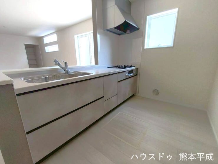 床下収納も付いて収納スペースたっぷり♪ リビング全体を見回せる広々としたシステムキッチンです