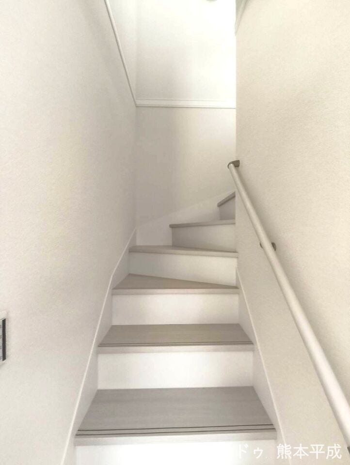 空間を有効活用したオシャレな曲線階段です