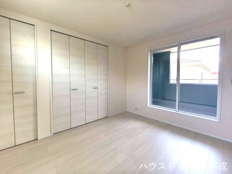 大きな窓からバルコニーにつながっており、広々とした開放的な部屋です