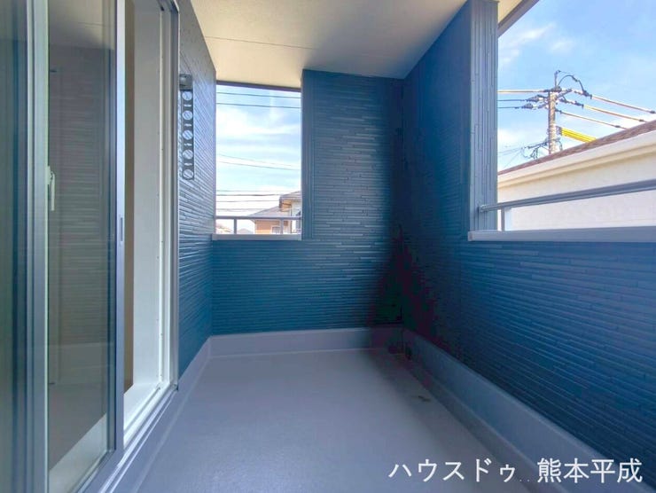 屋根付きのインナーバルコニーで雨が降っても使用でき、リラックススペースとしても十分な広さがあります