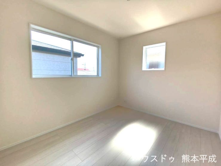 陽当たりの良い2面採光の洋室で、たっぷりと日が差し込みます。
