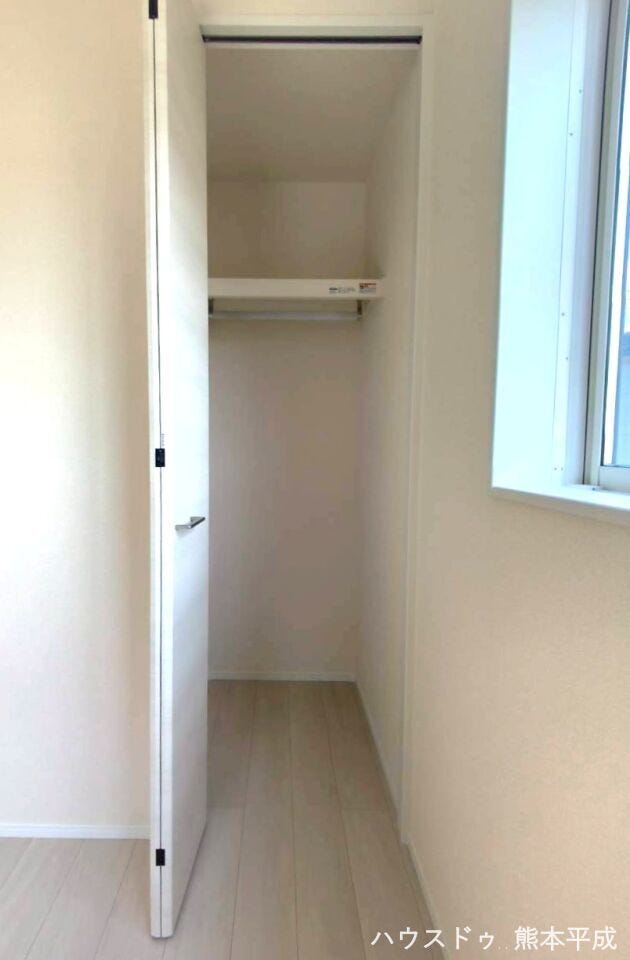 ちょっとした荷物を置いておける収納スペースです