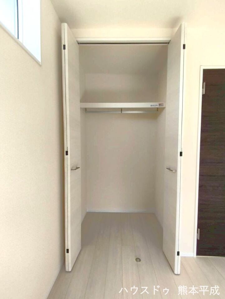 両開きのハンガータイプのクローゼットで、衣服はもちろん大きめの荷物を入れることもできます
