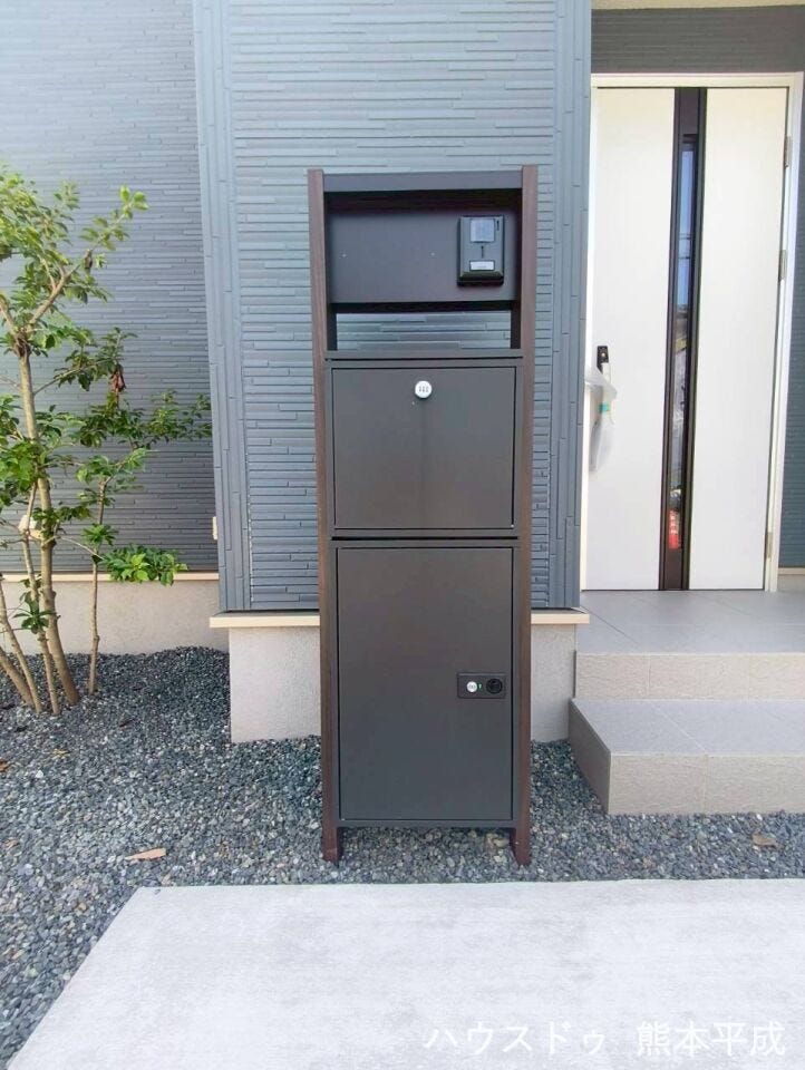 統一感のある色合いのメールボックスです。TVモニタ付きインターホンで夜間でも安心です