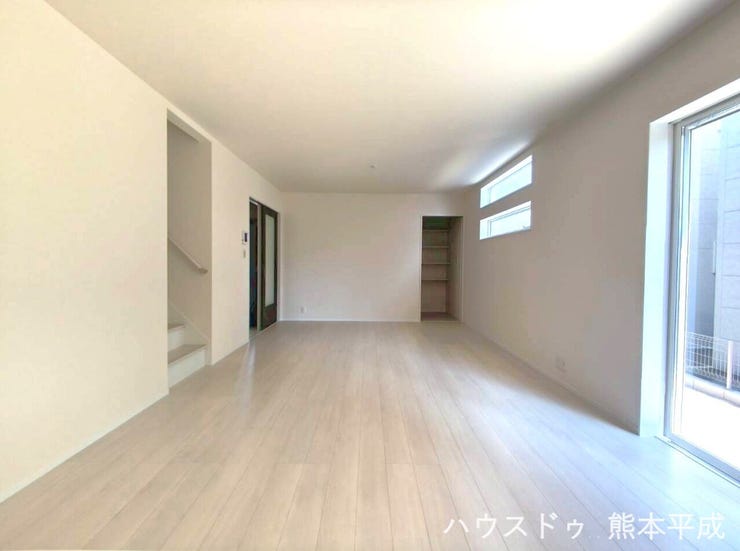 南向きの窓からたっぷりと日が差し込む明るいリビングです