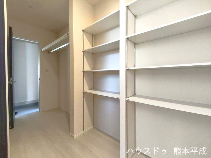 ☆ファミリークローゼット☆ 玄関、リビングと隣接しており、それぞれの用途に合わせて収納することで、生活動線を短縮することが可能です