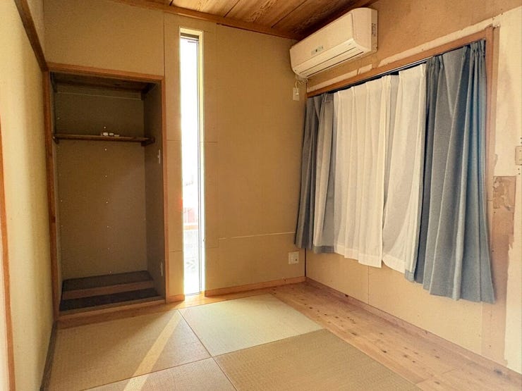 縦長のスリット窓が光を取り込む、落ち着いた和の趣を感じるお部屋です。押入収納も備えており、お部屋をすっきりと整えられます。日々の疲れを癒すプライベートな空間として、静かなひとときを過ごせそうです。
