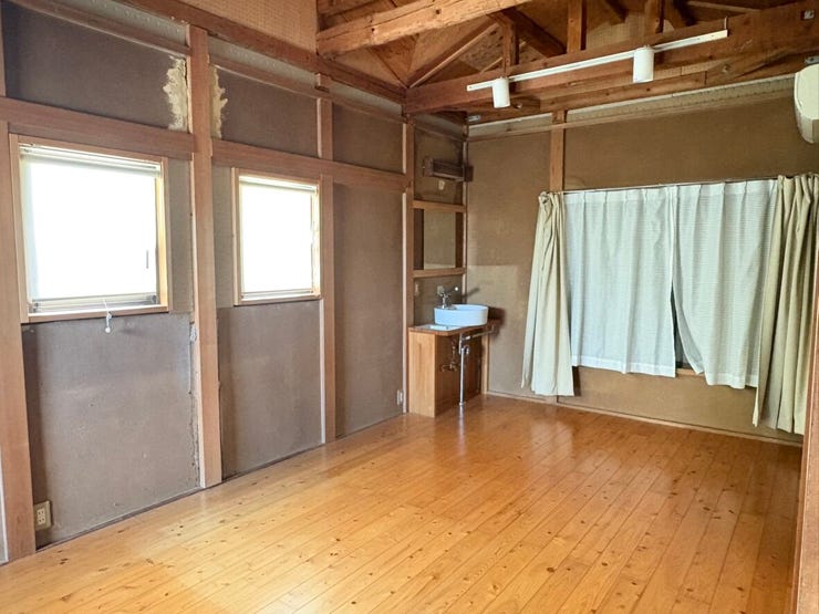 木の温もりが心地よい、開放感あふれる梁見せ天井の広々としたお部屋です。独立した洗面台があり、帰宅後すぐの手洗いや身支度もスムーズ。自分らしいインテリアを楽しみながら、穏やかな暮らしを育めそうです。