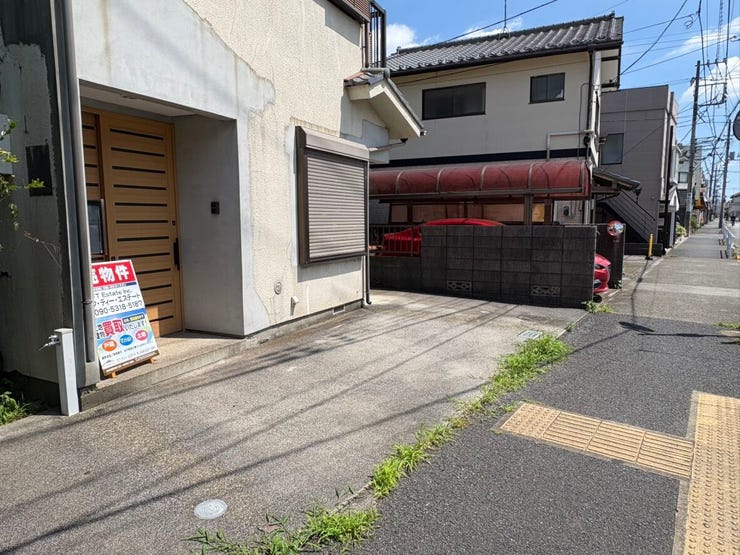 【外観】
すっきりとした白を基調とした外観が、街並みに溶け込む温かい住まいです。玄関前には駐車場スペースがあり、荷物の積み下ろしもスムーズ。お買い物の帰宅時にも、心にゆとりを持って動くことができますね