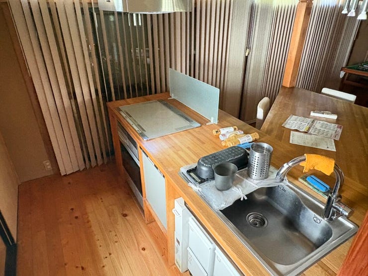 木の素材感にこだわったキッチンは、LDKの雰囲気と見事に調和しています。手元が隠れる設計なので、キッチン周りもすっきりとした印象に。家族の気配を感じながら、ゆったりと丁寧な料理を楽しめそうです。