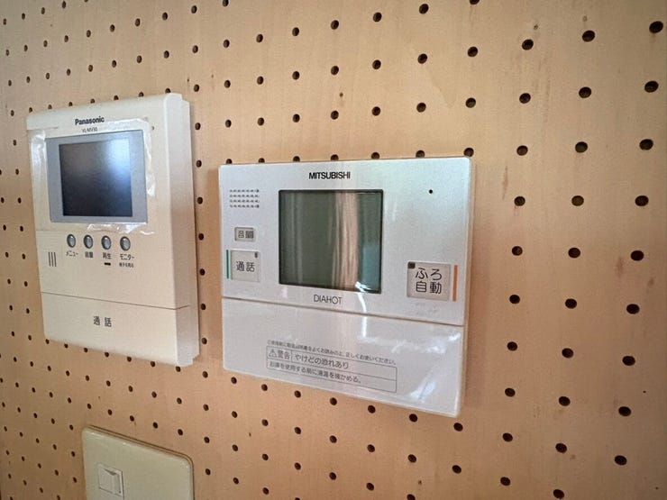 モニター付きインターホンと給湯器のリモコンが、壁面にすっきりと集約されています。来客対応や湯温調整がその場で手軽に行え、家事の合間にも効率よく操作可能。家族の暮らしを支える細やかな工夫が嬉しい設計です
