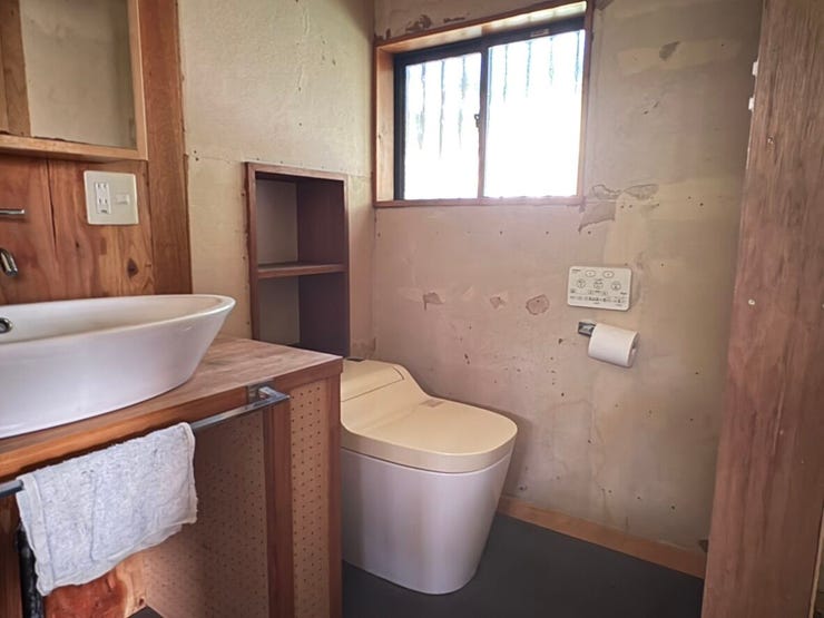 洗面台とトイレが同室に配置された、効率的な水回り空間です。コンパクトにまとまった設計は、忙しい朝の身支度をスムーズにサポート。窓があるため換気がしやすく、明るく清潔感のある雰囲気を感じられます。