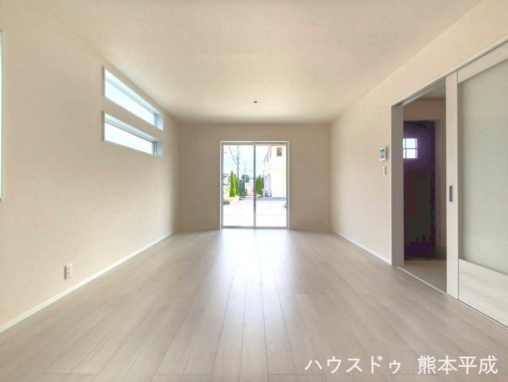 南向きの窓からたっぷりと日が差し込む明るいリビングです