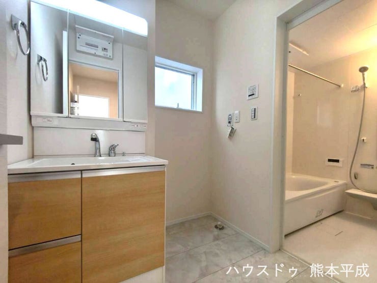 収納量が多い3面鏡の洗面台で、身だしなみ確認がしやすく、忙しい朝の準備もバッチリ☆