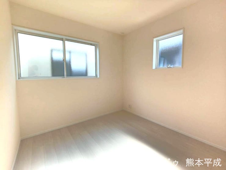 陽当たりの良い2面採光の洋室で、たっぷりと日が差し込む明るい部屋です