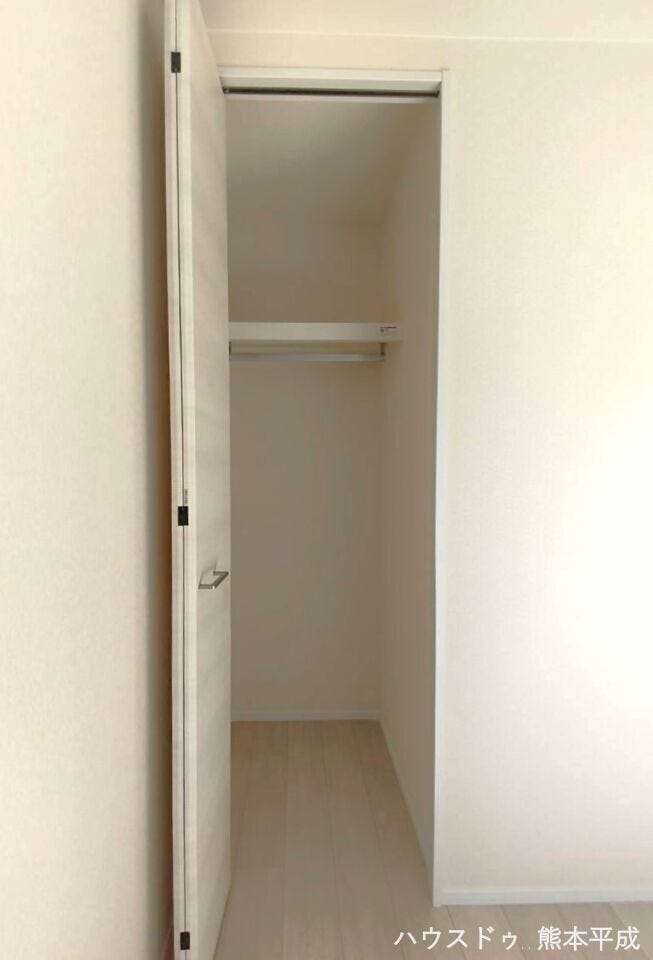 ちょっとした荷物を置いておける収納スペースです