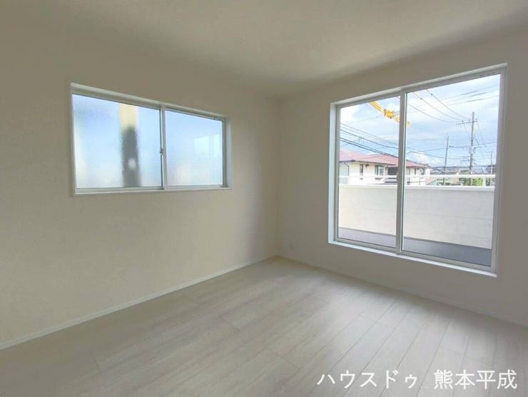 大きな窓からバルコニーにつながっており、綺麗な青空を見ることができます