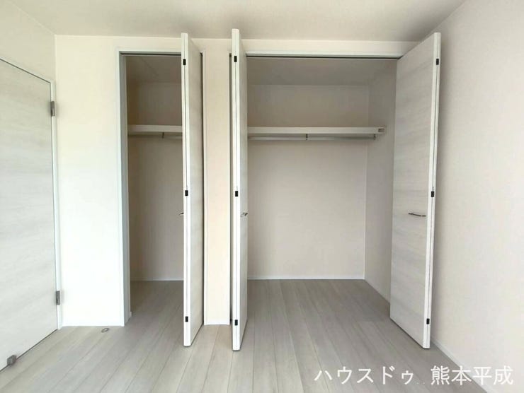両開きのハンガータイプのクローゼットで、衣服はもちろん大きめの荷物を入れることもできます