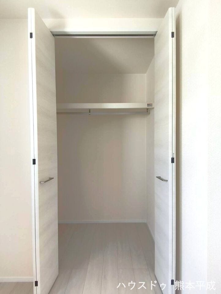 両開きのハンガータイプのクローゼットで、衣服はもちろん大きめの荷物を入れることもできます