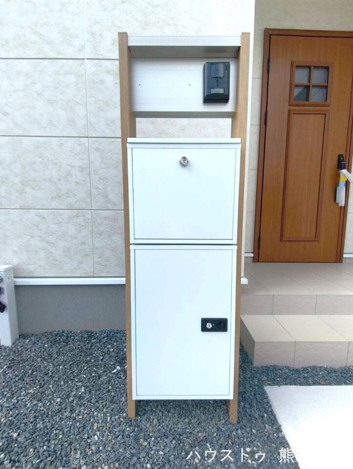 統一感のある色合いのメールボックス。TVモニタ付きインターホンで夜間でも安心です