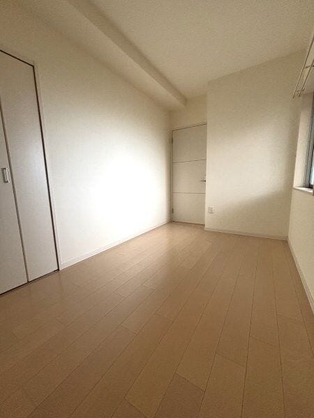 シンプルな洋室です。住む方によってアレンジを楽しめますね。