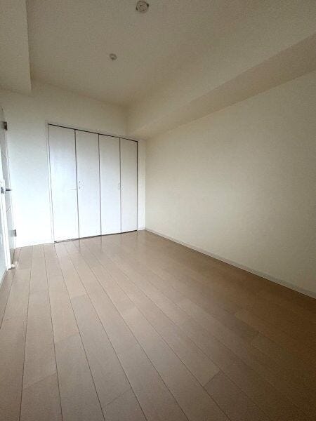 シンプルな洋室です。住む方によってアレンジを楽しめますね。