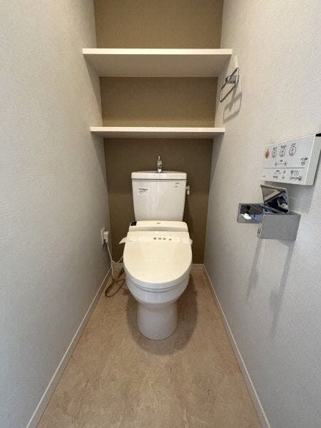 背面には収納棚があります!