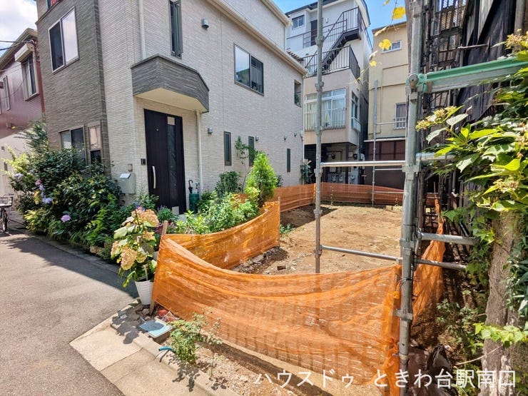 区立中台小学校まで徒歩約2分(90m)と教育施設が身近に整う環境です。2LDK+Sの間取りにトイレ2カ所、小型車用車庫を備え、家族の暮らしやすさに配慮した設計となっています。