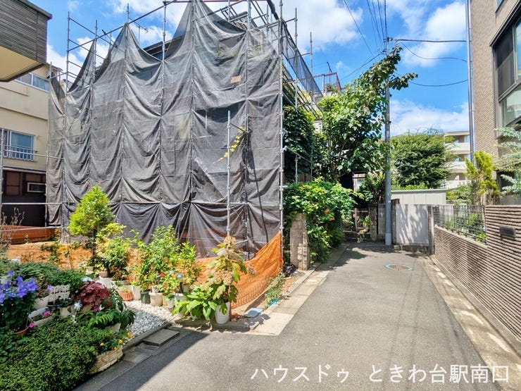 前面道路は落ち着いた住宅街の雰囲気が漂い、穏やかな暮らしを叶えます。上板橋駅周辺の利便性を享受しつつ、住まいでは静かな時間を過ごせるバランスの取れたロケーションです。