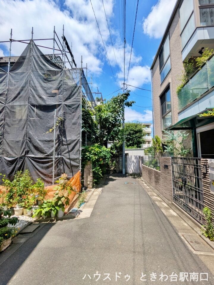 小型車1台分の車庫スペースを確保しており、お車での移動もスムーズです。池袋へのアクセスも良好なため、休日のショッピングやレジャーの幅も広がる、都市生活に適した立地です。