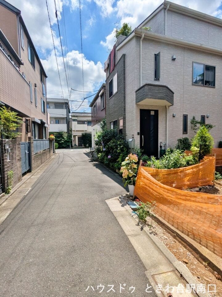 徒歩5分という駅近の立地ながら、周辺は静かな街並みが広がります。3階建てのプランは居住性と機能性を追求し、納戸を設けることでゆとりある空間作りを目指しています。