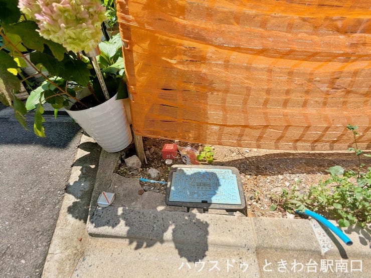 公共上下水や都市ガスが整備された、住まいの土台となる敷地です。近隣には教育施設や生活施設が充実しており、将来にわたって心地よく暮らし続けられる環境が整っています。