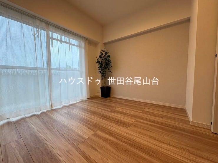 LDKに隣接した約5.0帖洋室。家具の配置もしやすく、ライフスタイルに合わせて使える機能的なお部屋です。