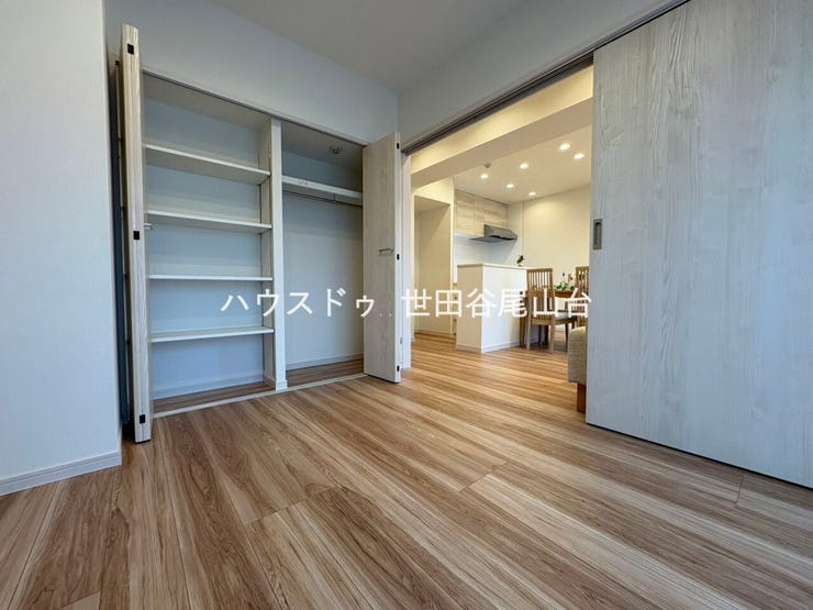 収納は棚付きで高さや奥行きも良好。整頓の行き届いたプライベート空間として快適にお過ごしいただけます。