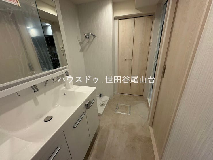 浴室に隣接した洗面室は、新規交換の洗面化粧台を採用。機能性と使いやすさを兼ね備えた快適な空間です。