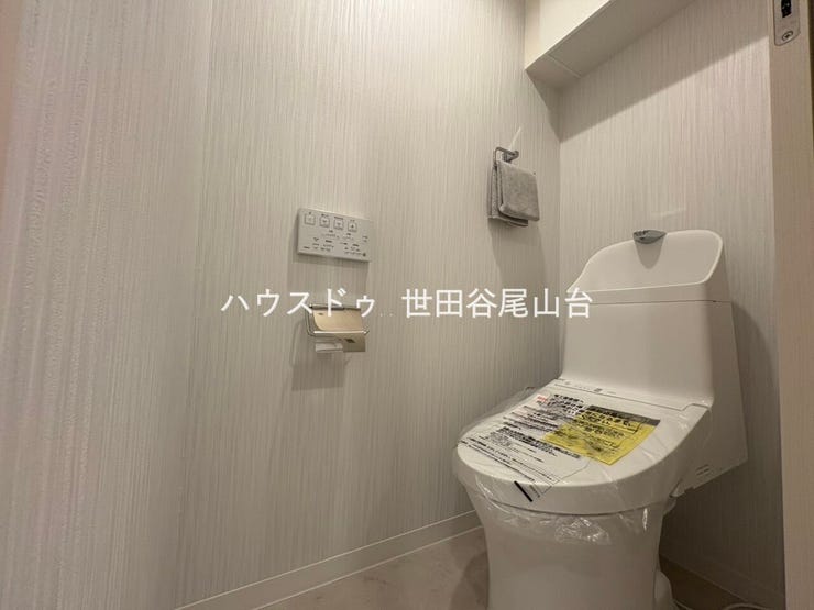 廊下からアクセスしやすい独立型トイレ。リノベーションで一新され、毎日気持ちよくお使いいただけます。
