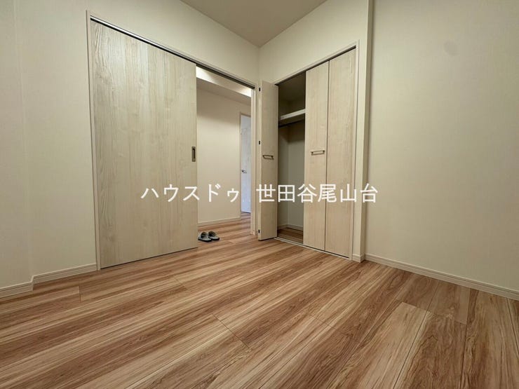 クローゼットを備えた約4.5帖の洋室。収納家具を抑えられ、お部屋をすっきり広くお使いいただけます。