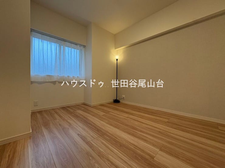 約6.3帖の洋室は収納付きで居住性も良好。主寝室としても快適に過ごせるゆとりある空間です。