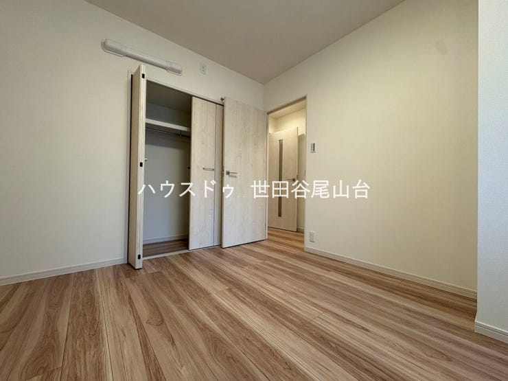 クローゼットを備え、家具の配置もしやすい使い勝手の良い空間です。