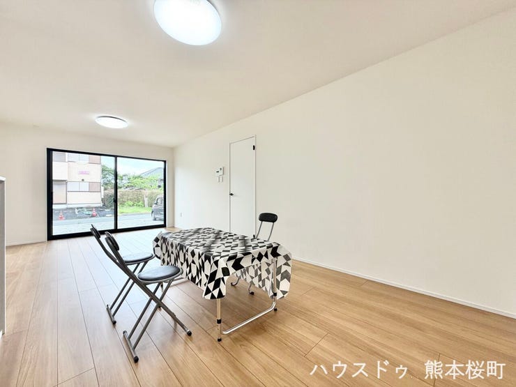 ■安らぎと笑顔の中心地■陽光が優しく降り注ぎ、会話が自然と弾む。ここでは、毎日が特別な時間へと変わります。