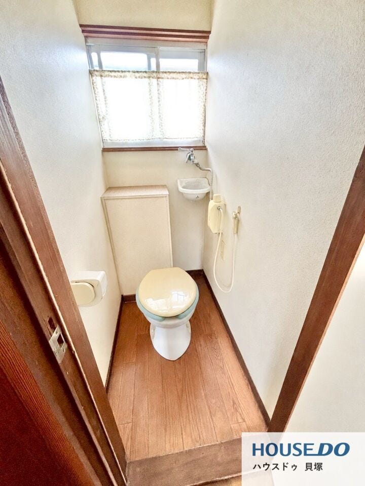 窓付きで自然換気ができる、明るく清潔感のあるトイレです。