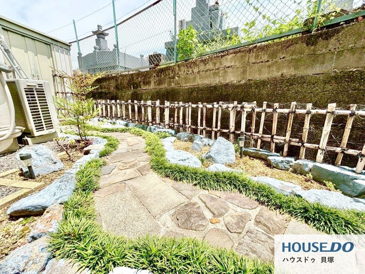 趣のある石畳と植栽が調和した、風情あるお庭です。