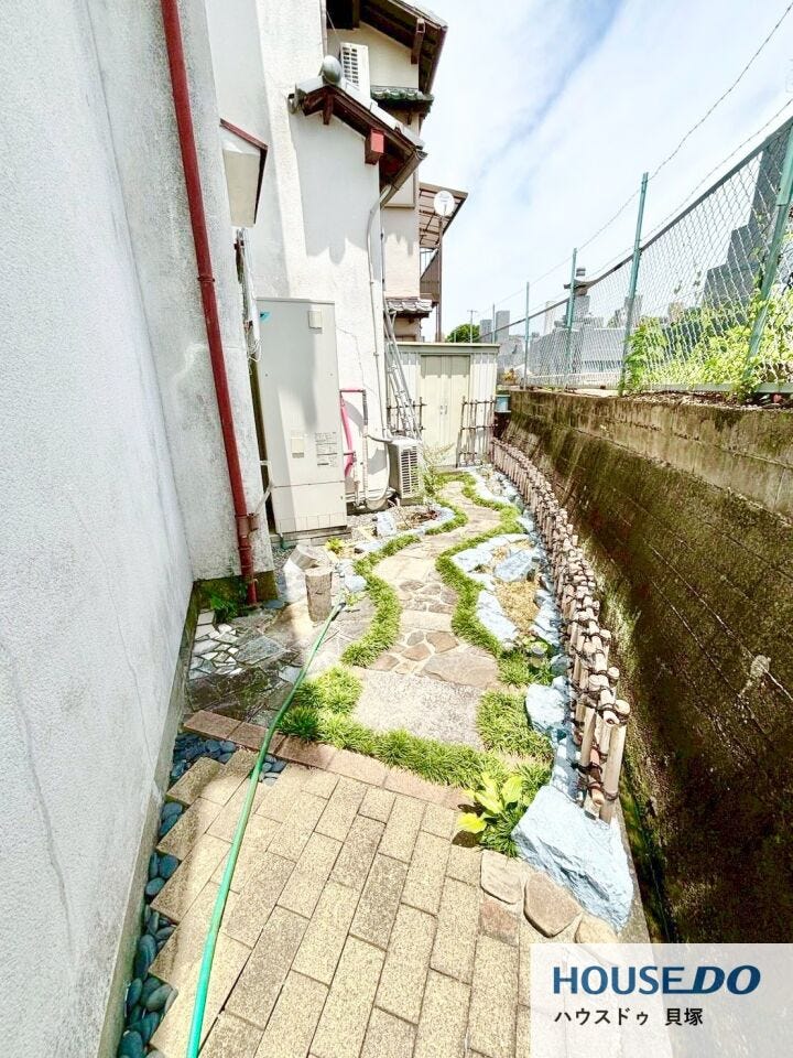 石畳の小径と緑が調和した、和の趣を感じられるお庭です♪