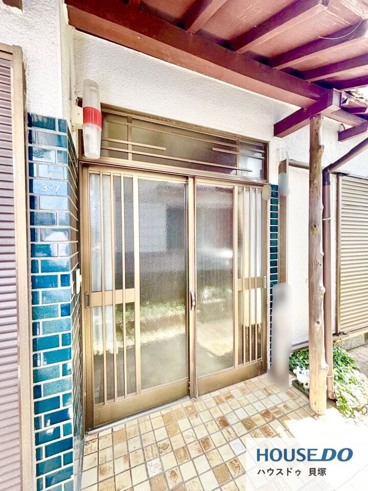 屋根付きの玄関ポーチで、雨の日の出入りも安心です♪